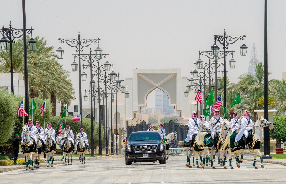 HRHMBNSALMAAN's tweet photo. صور سمو #ولي_العهد يستقبل في الديوان الملكي بقصر اليمامة في الرياض فخامة رئيس الولايات المتحدة الأمريكية.

#الرئيس_الأمريكي_في_المملكة
#٩٢_عامًا_من_الشراكة_والازدهار
#TrumpInKSA https://t.co/3JcDlm5aIV