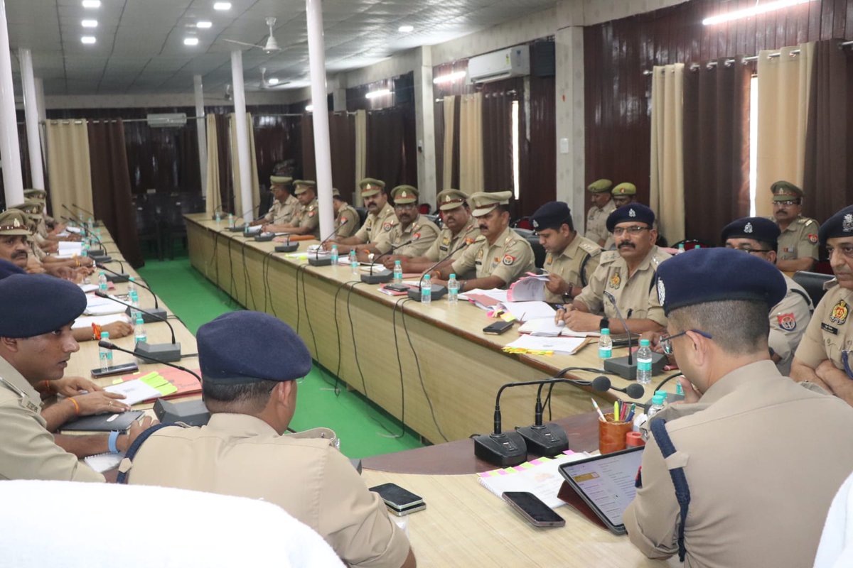 IG Range Agra (@igrangeagra) on Twitter photo #DIGRangeAgra <a href="/ShaileshP_IPS/">Shailesh Pandey,IPS</a> द्वारा पुलिस अधीक्षक मैनपुरी के साथ जनपद मैनपुरी पुलिस लाइन सभागार मे राजपत्रित अधिकारियों एवं समस्त थाना प्रभारियों के साथ अपराध समीक्षा (गोष्ठी) की गयी तथा जनपद में लंबित सनसनीखेज घटनाओं के शीघ्र व सफल अनावरण हेतु निर्देश दिए गए।
#UPPolice #DIGRangeAgra <a href="/ShaileshP_IPS/">Shailesh Pandey,IPS</a> द्वारा पुलिस अधीक्षक मैनपुरी के साथ जनपद मैनपुरी पुलिस लाइन सभागार मे राजपत्रित अधिकारियों एवं समस्त थाना प्रभारियों के साथ अपराध समीक्षा (गोष्ठी) की गयी तथा जनपद में लंबित सनसनीखेज घटनाओं के शीघ्र व सफल अनावरण हेतु निर्देश दिए गए।
#UPPolice