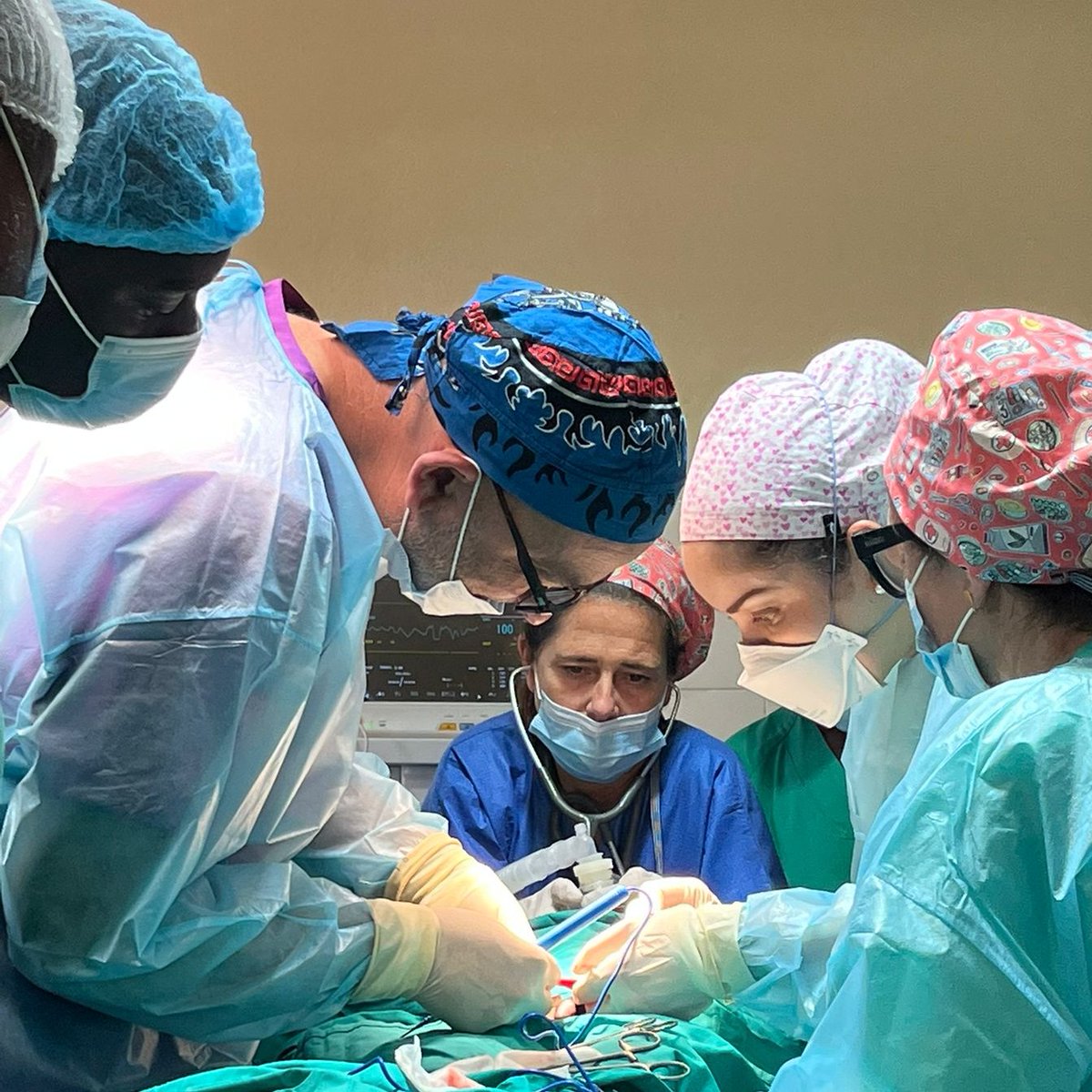 L’equip, format per: 
💚4 especialistes en urologia (Oriol Angerri, Josep Maria Gaya, Yesica Quiroz i Carlos Errando Smet)  
❤️ 1 especialista en anestèsia, Silvia Castellarnau  
💛 1 infermera instrumentista, Isabel Casaus