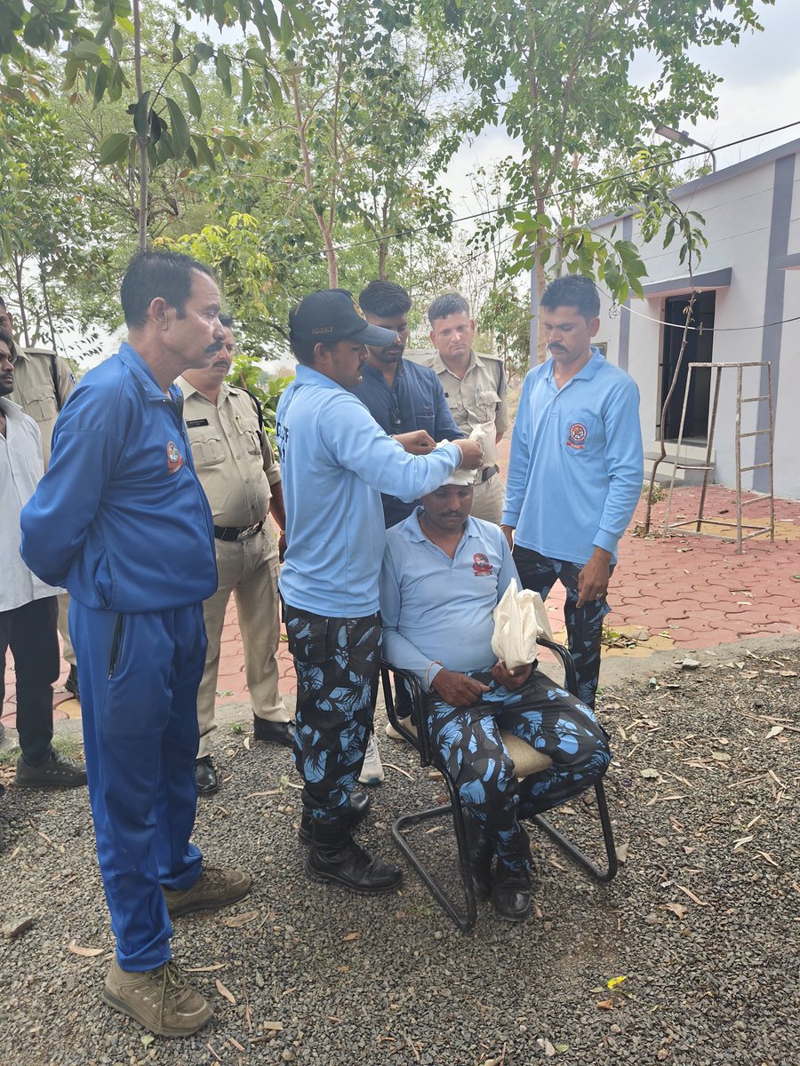 PROJSDhar's tweet image. कलेक्टर @PriyankM_IAS  के निर्देश पर 40 सिविल डिफेंस वॉलिंटियर्स को होमगार्ड कार्यालय में नागरिक सुरक्षा, हवाई हमले की चेतावनी, ब्लैकआउट सावधानियाँ व प्राथमिक उपचार का संयुक्त प्रशिक्षण दिया गया।
#CivilDefence #HomeGuards #Dhar
@JansamparkMP