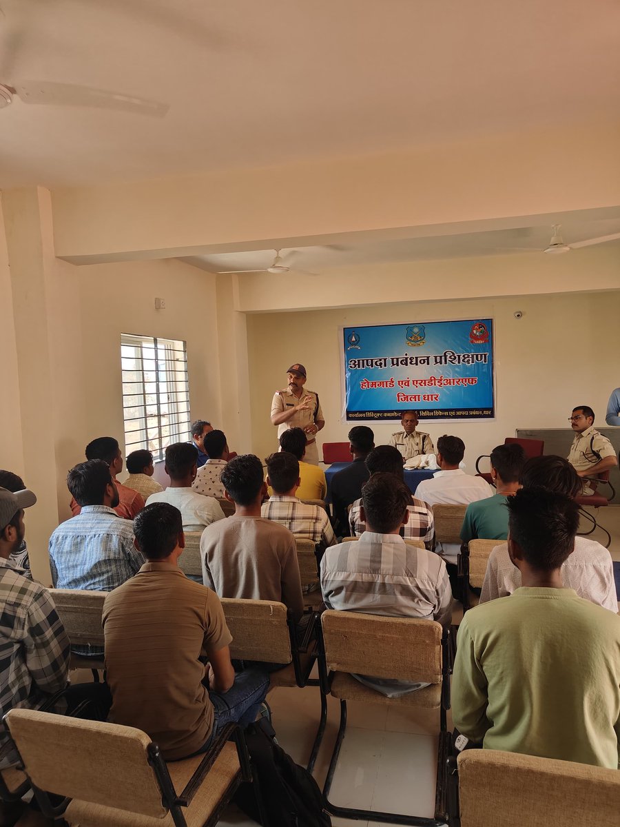 PROJSDhar's tweet image. कलेक्टर @PriyankM_IAS  के निर्देश पर 40 सिविल डिफेंस वॉलिंटियर्स को होमगार्ड कार्यालय में नागरिक सुरक्षा, हवाई हमले की चेतावनी, ब्लैकआउट सावधानियाँ व प्राथमिक उपचार का संयुक्त प्रशिक्षण दिया गया।
#CivilDefence #HomeGuards #Dhar
@JansamparkMP