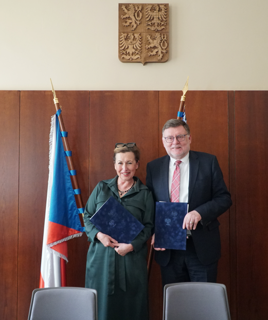 Ministerstvo financí ČR (@minfincz) on Twitter photo Ministr <a href="/Zbynek_Stanjura/">Zbyněk Stanjura</a> a děkanka <a href="/FMV_VSE/">Faculty of International Relations /VŠE/</a> Martina Jiránková dnes podepsali společné memorandum o spolupráci. V pořadí jde již o pátou dohodu <a href="/MinFinCZ/">Ministerstvo financí ČR</a> s vysokými školami, díky které mohou studenti využít stáží na <a href="/MinFinCZ/">Ministerstvo financí ČR</a> či pomoc při psaní studentských prací. Ministr <a href="/Zbynek_Stanjura/">Zbyněk Stanjura</a> a děkanka <a href="/FMV_VSE/">Faculty of International Relations /VŠE/</a> Martina Jiránková dnes podepsali společné memorandum o spolupráci. V pořadí jde již o pátou dohodu <a href="/MinFinCZ/">Ministerstvo financí ČR</a> s vysokými školami, díky které mohou studenti využít stáží na <a href="/MinFinCZ/">Ministerstvo financí ČR</a> či pomoc při psaní studentských prací.