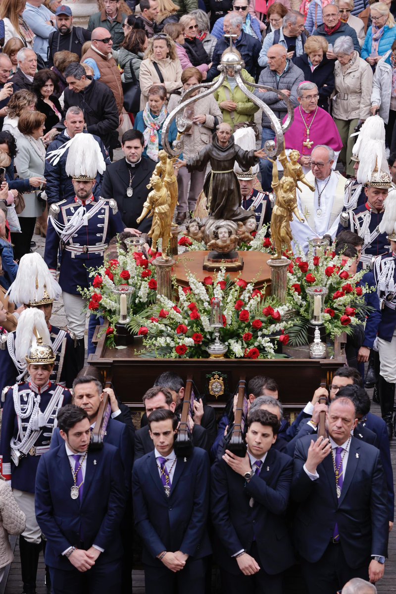 Ayto. de Valladolid (@ayuntamientovll) on Twitter photo Tras la eucaristía celebrada en la S.I. Catedral y presidida por <a href="/MonsArguello/">Mons. Luis Argüello</a>, la imagen de S. pedro Regalado regresa al templo de salida arropada por los miles de vallisoletanos que hoy disfrutan de este soleado día festivo.
📸 El equipo de Gobierno, ante la imagen del Patrón. Tras la eucaristía celebrada en la S.I. Catedral y presidida por <a href="/MonsArguello/">Mons. Luis Argüello</a>, la imagen de S. pedro Regalado regresa al templo de salida arropada por los miles de vallisoletanos que hoy disfrutan de este soleado día festivo.
📸 El equipo de Gobierno, ante la imagen del Patrón.