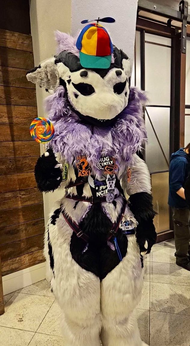 I went to bed only to wake up to being over 50 followers now?!? The heavens! Thank you all!! What should I do for such a milestone? 🎉 (tasty lollipop btw, please lmk if this was yours!)
#furry #fursuit #silly