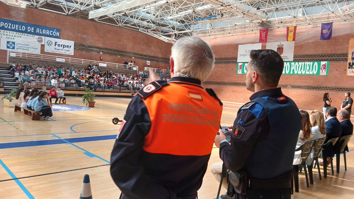 Está mañana hemos asistido a la Exhibición de unidades caninas de intervención de Pozuelo de Alarcón y otros cuerpos de policía local.
Colaboramos en el traslado y acomodo de los niños así como en la función de observación junto con el operador de drones de Policía Municipal.