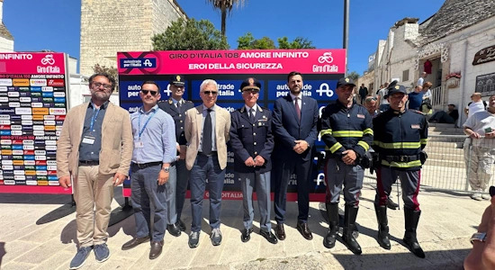 Polizia di Stato (@poliziadistato) on Twitter photo Francesco e Francesco della #PoliziaStradale, premiati oggi eroi della sicurezza a <a href="/giroditalia/">Giro d'Italia</a>, il 7 dicembre 2024, fermarono in sicurezza un’auto con principio d’incendio su A14 Bologna-Taranto, allontanando l’autista ignaro di tutto e domarono le fiamme con estintori
#13maggio Francesco e Francesco della #PoliziaStradale, premiati oggi eroi della sicurezza a <a href="/giroditalia/">Giro d'Italia</a>, il 7 dicembre 2024, fermarono in sicurezza un’auto con principio d’incendio su A14 Bologna-Taranto, allontanando l’autista ignaro di tutto e domarono le fiamme con estintori
#13maggio