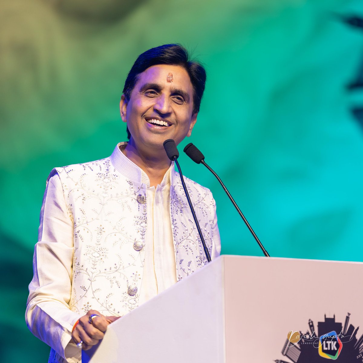 DrKumarVishwas's tweet photo. कुछ दिनों पूर्व भारत के आर्थिक विकास की आधार-नगरी मुंबई में कॉरपोरेट जगत के कुछ महनीय साथियों के साथ जीवन के अनेक महत्वपूर्ण विषयों पर केन्द्रित यह संवाद एक शानदार अनुभव रहा। इस सत्र की सार्थकता सुनिश्चित करने के लिए आप सभी श्रोताओं का अत्यंत आभार। 🙏🏻
Wardrobe: @JadeBlueFashion https://t.co/j1PN9T2phk