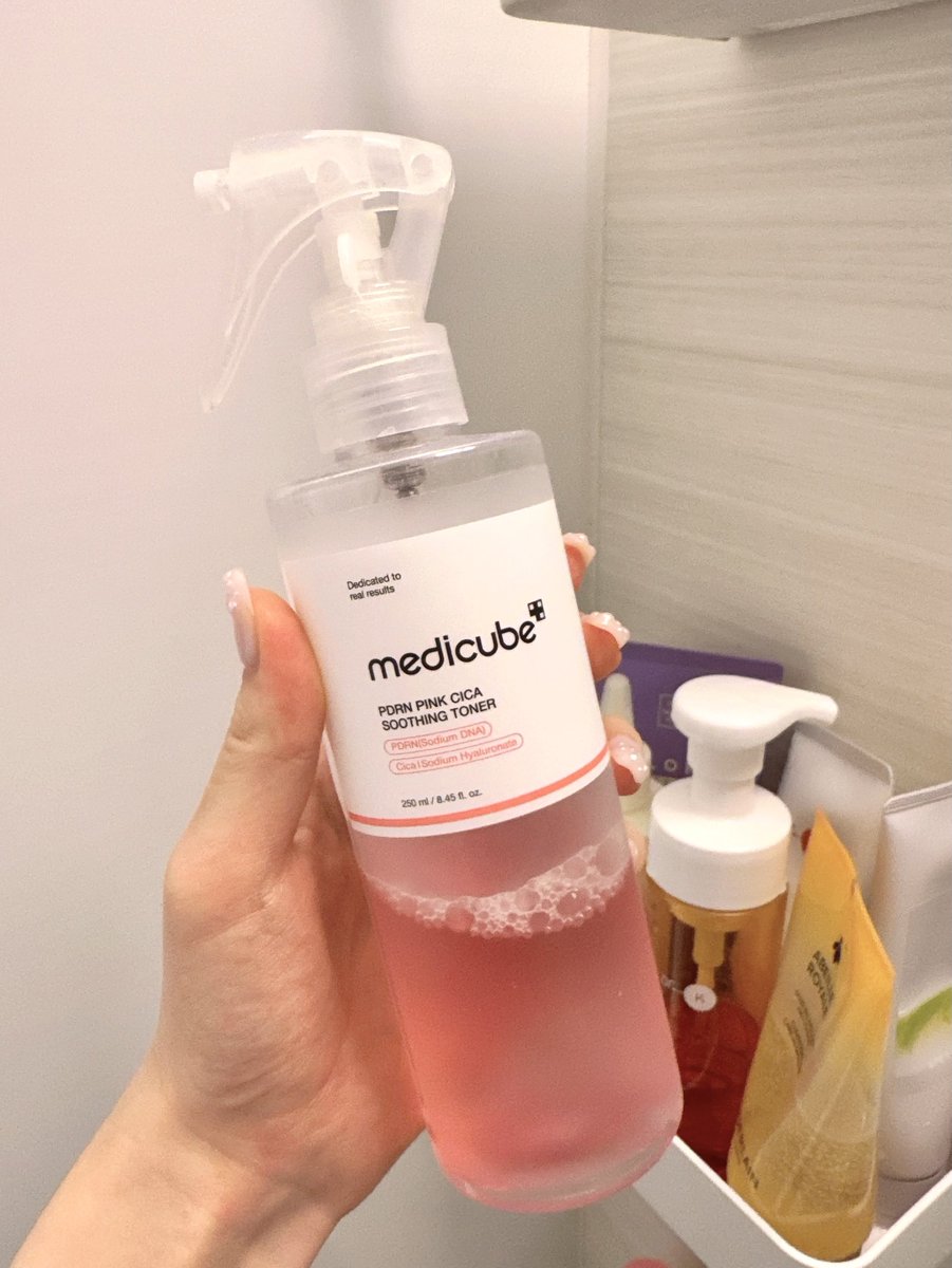 mrmrmron7's tweet photo. エビデンスおばけこと千賀先生の愛用っぷりがガチすぎるmedicubeの PDRNトナー。私は無印のスプレーヘッド(トリガー)つけて浴室に置いてる。浴室出る直前に顔〜デコルテにブシャーしてスキンケアまでの時間稼ぎに。まじ乾燥しない https://t.co/dPeHXgBSEa