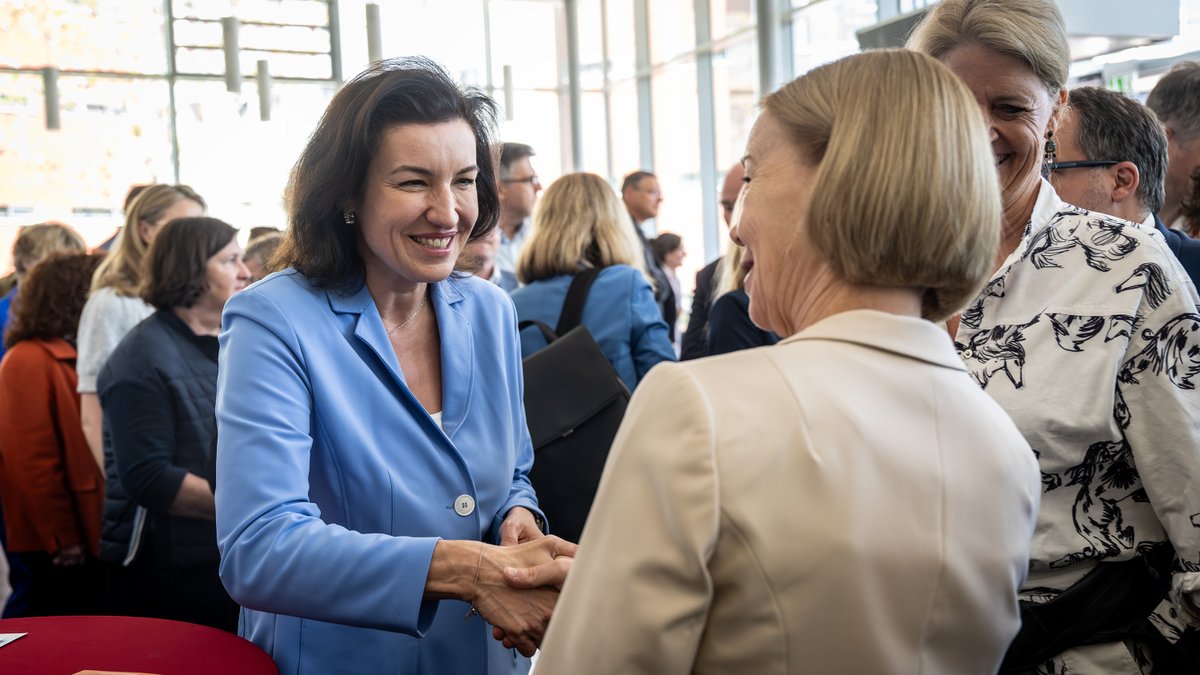 BMBF (@bmbf_bund) on Twitter photo #Hochschulen sind das Rückgrat unseres Innovationsstandorts. Deshalb gehört der Austausch mit der #Hochschulrektorenkonferenz zu einem der ersten Termine von <a href="/DoroBaer/">Dorothee Bär</a> als neuer Bundesforschungsministerin. <a href="/HRK_aktuell/">Hochschulrektorenkonferenz (HRK)</a> (1/2) #Hochschulen sind das Rückgrat unseres Innovationsstandorts. Deshalb gehört der Austausch mit der #Hochschulrektorenkonferenz zu einem der ersten Termine von <a href="/DoroBaer/">Dorothee Bär</a> als neuer Bundesforschungsministerin. <a href="/HRK_aktuell/">Hochschulrektorenkonferenz (HRK)</a> (1/2)