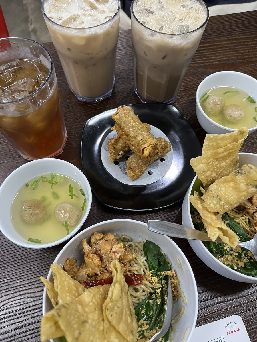 rrrashif's tweet photo. Beberapa hal perlu dirayakan. Seperti sampai tepat waktu di Kopitiam pas sebelum hujan datang https://t.co/9DSL9hVXji