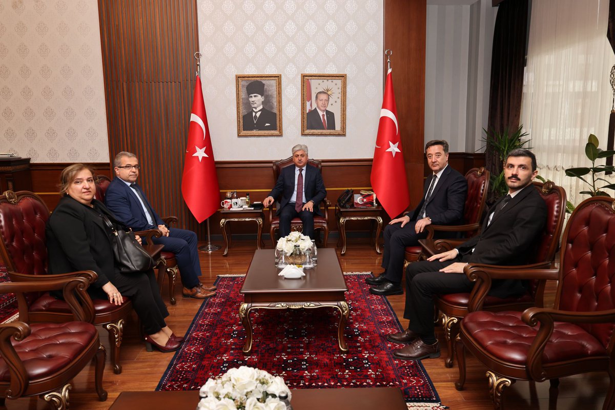 Valimiz Sayın Rahmi DOĞAN, 12-18 Mayıs Sosyal Güvenlik Haftası Kapsamında Sosyal Güvenlik Kurumu İl Müdürü Erhan ÇAVUŞ ve kurum personelini makamında kabul etti.

Ziyarette Vali DOĞAN, Sosyal Güvenlik Haftası vatandaşlarımızın hak ve yükümlülükleri konusunda bilgilendirilmesi ve