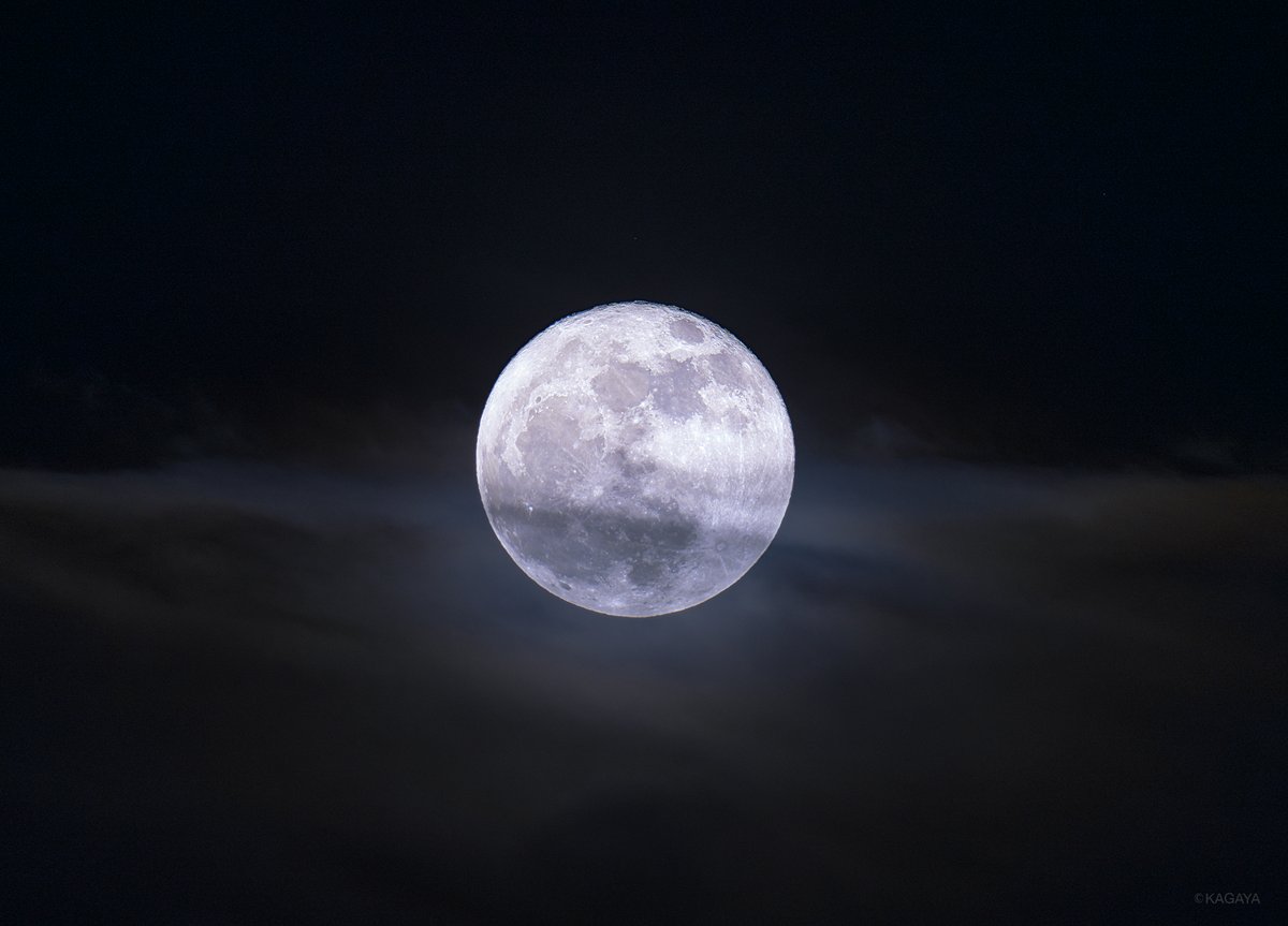 雲の波に浮かぶ満月。
おだやかな月光の夜です。
（先ほど東京にて撮影）
今日もお疲れさまでした。