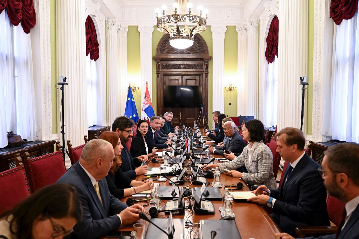 During my visit to Belgrade, I had the opportunity to meet and exchange with  representatives of the parliamentary political parties and of the civil society.

I hear their concerns and I believe that the best way to address them is through the reforms that are needed for the EU
