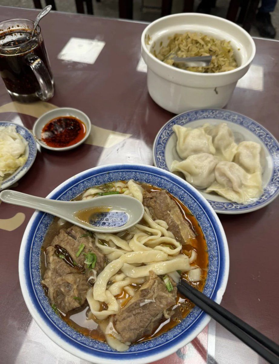 清zhen黄牛肉麺の店主の態度がとても良い煮牛のすね麺は超おいしいです😋麺はまた無料の酸菜を無限に続けることができると言われてもとても悪くありません…驚いたことに牛餃子はとてもおいしくてとても安いです。