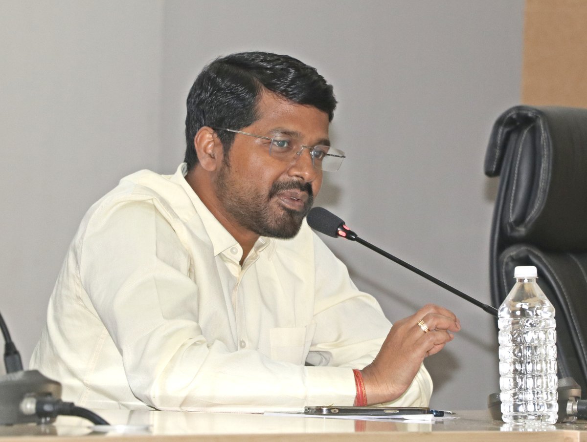 JepcJharkhand's tweet photo. माननीय मुख्यमंत्री श्री @HemantSorenJMM का यह दृढ़ विश्वास है कि नीतियों का निर्धारण और उनका प्रभावी क्रियान्वयन केवल राजधानी तक सीमित नहीं होना चाहिए, बल्कि उसकी जड़ें गांवों में हों। इसी विजन को मूर्त रूप देने के लिए राज्य का स्कूली शिक्षा एवं साक्षरता विभाग प्रतिबद्धता के साथ कार्य कर रहा है। माननीय मुख्यमंत्री की इस जन-केंद्रित सोच के अनुरूप, अब राज्यस्तरीय पदाधिकारी स्वयं दूर-दराज के गांवों में जाकर शिक्षा योजनाओं और कार्यक्रमों की जमीनी हकीकत का अनुश्रवण करेंगे। 

इस क्रम में दिनांक 14 मई से 20 मई, 2025 तक प्रस्तावित राज्यस्तरीय विद्यालय अनुश्रवण के लिए गठित 61 सदस्यीय टीम को आज विशेष प्रशिक्षण प्रदान किया गया। प्रशिक्षण कार्यशाला की अध्यक्षता झारखंड शिक्षा परियोजना निदेशक श्री शशि रंजन किया। 
@JharkhandCMO @HemantSorenJMM @RamdassorenMLA #SchoolInspectionJharkhand