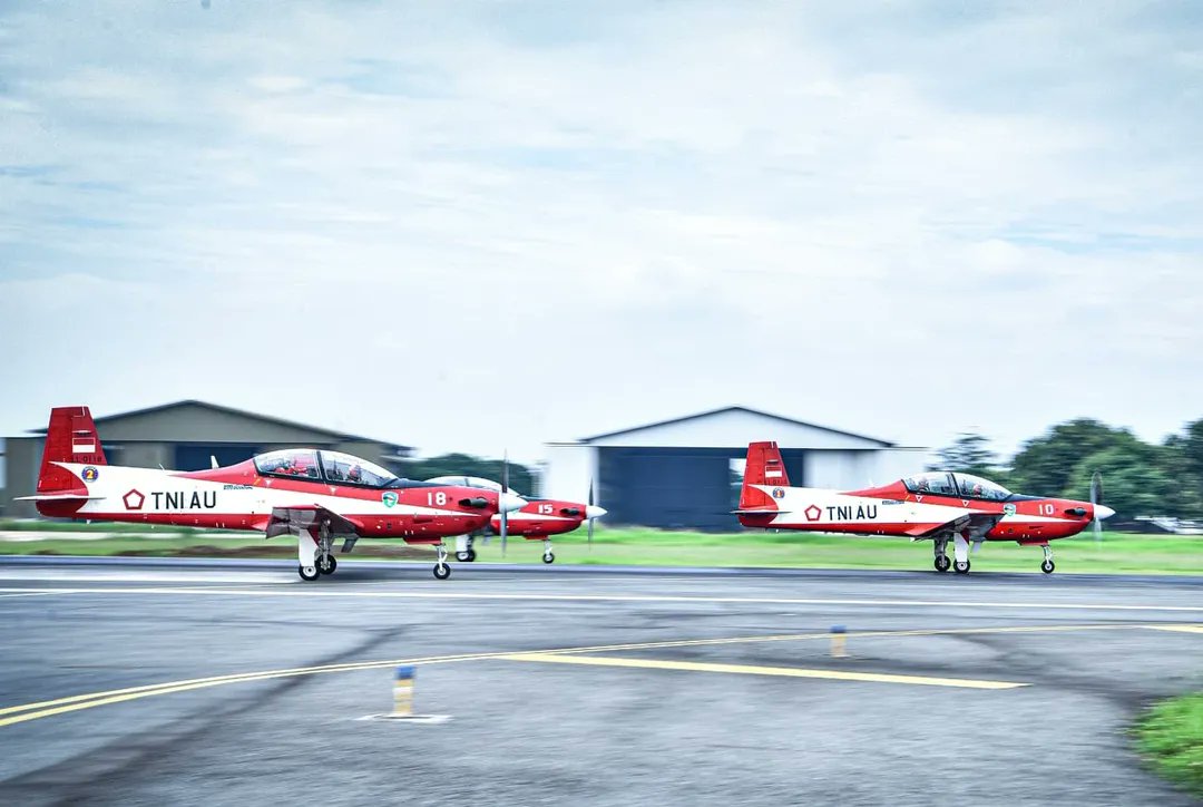 Jatosint's tweet photo. Jupiter Aerobatic Team (8x KAI KT- 1B Wong Bee) made a brief stop earlier today at Halim AFB, East Jakarta, before continuing its journey to Langkawi, Malaysia
📸 TNI AU / Halim AFB https://t.co/A6nqhzAxTl