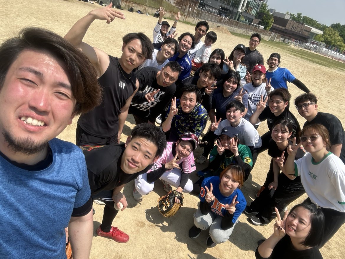 uzo2e6mzjHGmjkK's tweet photo. 本日は初めて野球部に参加させていただきました！
天気も良くてめっちゃくちゃ楽しかったです。

北野店長は今日はチートデイをしてました。
最後にサウナで日焼けをした体をいじめてきました♨️

＃ドクターストレッチ
＃京都寺町通り店
＃北野店長替え玉2回
＃堀内病欠 https://t.co/B4ASXS0aLm