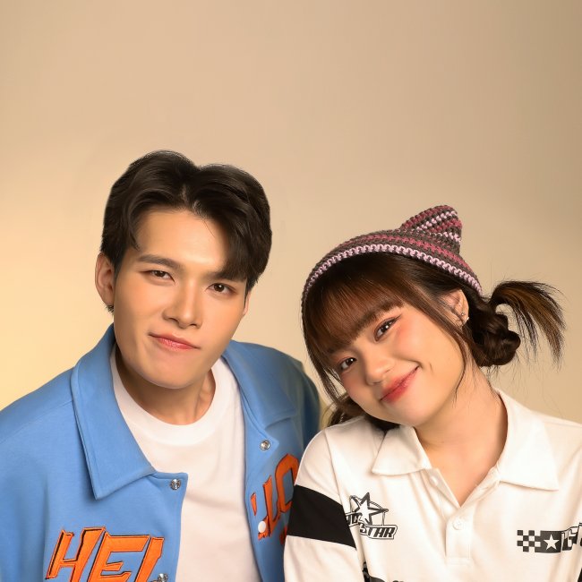 โค๊ะ!!  ซิงเกิลอุทาน! บอกรักสุดพิเศษ จาก Mercury Goldfish เสิร์ฟความน่ารัก โรแมนติก ชวนฟินให้ใจละลาย

📌 m.facebook.com/story.php?stor…
 
โค๊ะ!!  ซิงเกิลสุดพิเศษจาก Mercury Goldfish (เมอร์คิวรี่ โกลด์ฟิช)” เพลงที่ได้รับแรงบันดาลใจจากแฟนคลับ “มิน วงDICE” ที่ขอทำเซอร์ไพรส์ศิลปินในวันเกิด