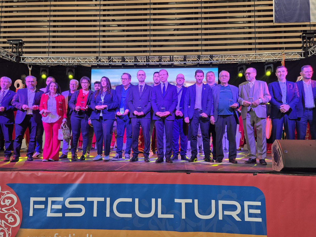 PRilliard's tweet image. Le maire de Rillieux-la-Pape Alexandre Vincendet participe avec fierté à Festiculture, un évènement communautariste des islamistes turcs de Lyon. Il pose sous le drapeau turc et applaudi le député İslamogauchiste LFI !! Il se moque de nous !

@Tiffany_Joncour @PierrePorta