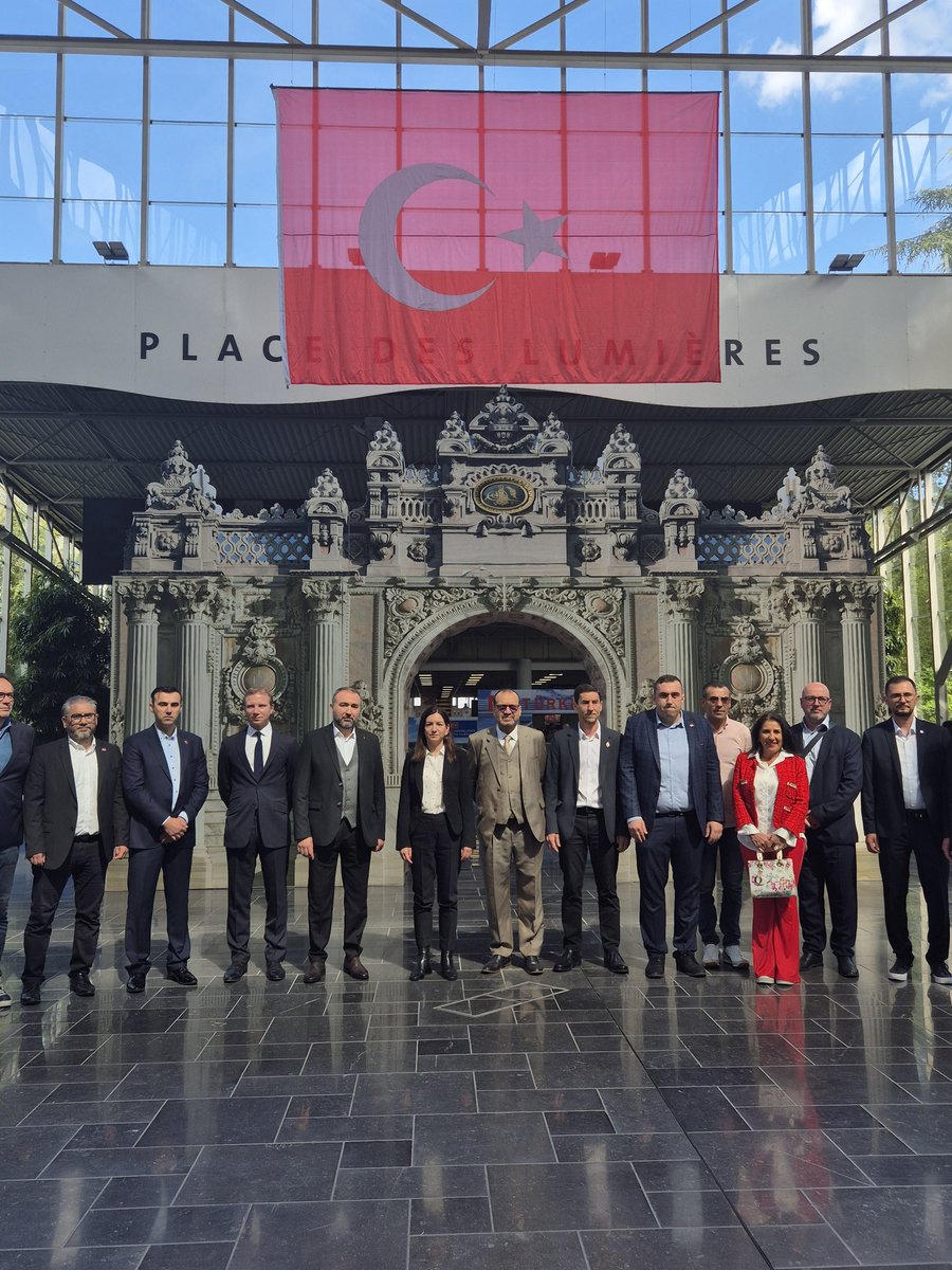 PRilliard's tweet image. Le maire de Rillieux-la-Pape Alexandre Vincendet participe avec fierté à Festiculture, un évènement communautariste des islamistes turcs de Lyon. Il pose sous le drapeau turc et applaudi le député İslamogauchiste LFI !! Il se moque de nous !

@Tiffany_Joncour @PierrePorta