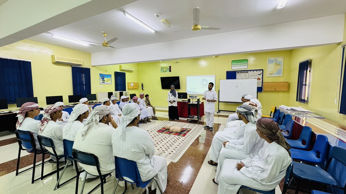 نفذ فيصل العميري مدرب وممرض صحة مدرسية بصحية البريمي بالتعاون مع هناء السنيدي ممرضة المدرسة وبحضور عبدالرحمن جوهر المشرف الكشفي ورشة تدريبية لطلبة كشافة المدرسة عن الإسعافات الأولية وتأتي هذه الورشة لتدريب الطلبة على هذه المهارة الحيوية لتعزيز الثقة بالنفس والوعي بالسلامة العامة.