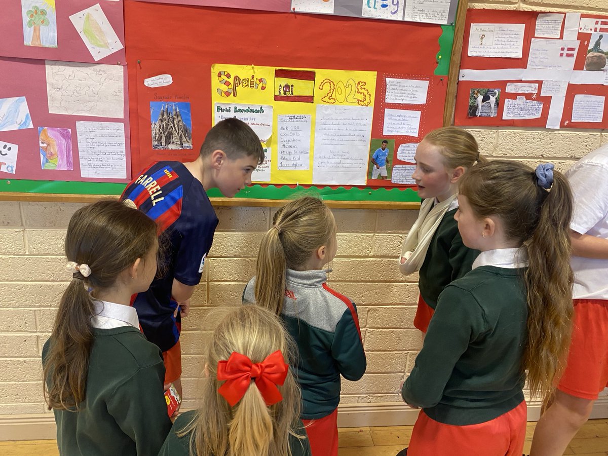 Ag céiliúradh Lá Na hEorpa ar an Aoine le Rang 5 ag taispeáint a dtionscnaimh dúinn sa halla👏 ⁦<a href="/GaelscoilAU/">GaelscoilAU</a>⁩