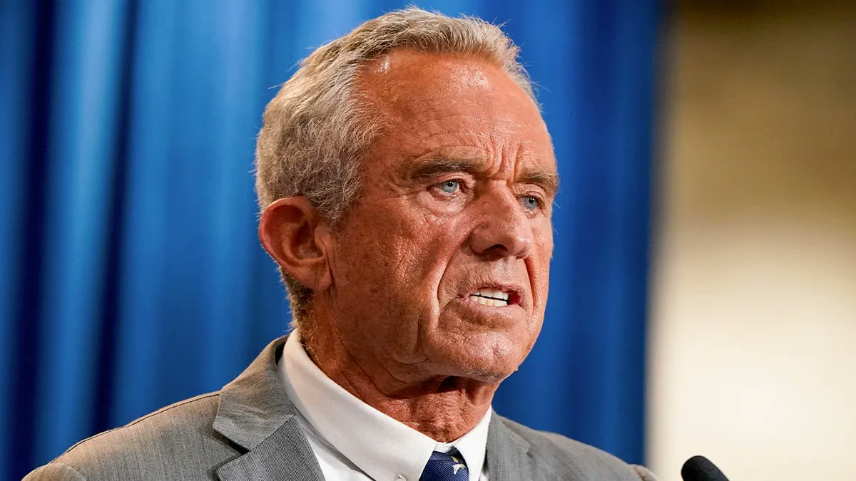 karlmehta's tweet image. Big Pharma’s worst nightmare just came true:
Trump and RFK Jr. exposed a decades-long scam bleeding Americans dry.
The room fell silent when Trump revealed why we pay 10X more than Europe for identical drugs.
You won’t believe what you’re about to hear.
A Thread 🧵