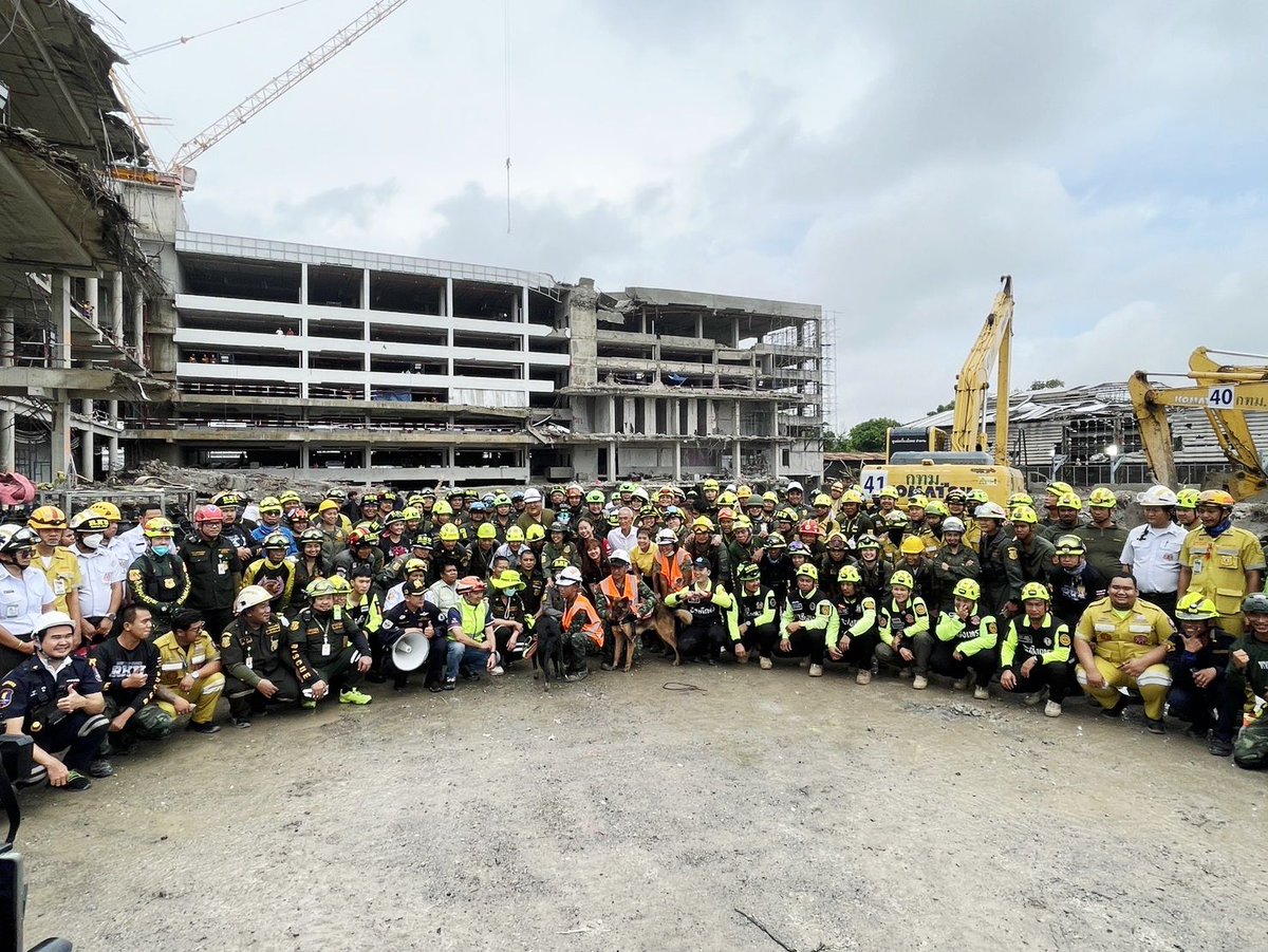 47 วันแห่งมิตรภาพ 📷

สารภาพว่าจำชื่อทุกคนไม่ได้หมด ทุกวันที่เดินเข้าไป เจอแต่รอยยิ้มฟันขาวๆหน้าเกรียมแดด ทักทายกันได้ไม่กี่คำเพราะทุกคนต้องทำงาน จากซากอาคารในวันแรก 26.7 เมตรจากพื้นระดับถนน จนวันนี้ที่เจาะเปิด 100% ถึงชั้นใต้ดิน ที่ต่ำกว่าระดับถนนเกือบ 4 เมตร