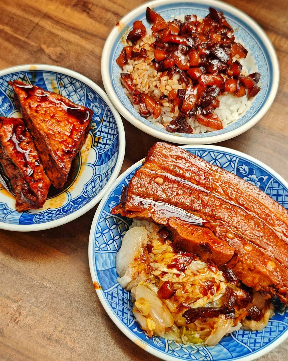 (1/5) โอ้ยยย อยากจะบอกว่าร้านนี้อร่อยมาก ตอนแรกแค่อยากลอง เพราะน่ากิน และคนก็กินเยอะอยู่ คือไม่คิดอะไรเยอะ เพราะร้านในตลาดหัวซี ที่เงียบๆ ค่อนข้างไม่ค่อยมีคน แต่พอจะสั่ง ดันเห็นโลโก้ #มิชลินไกด์ ที่เมนู อ้าวววเฮ้ยย..เจอเพชรในซอกหลืบเฉย พอได้กินแบบถูกจริตเว่อร์

✅ Wang’s Broth
☎️