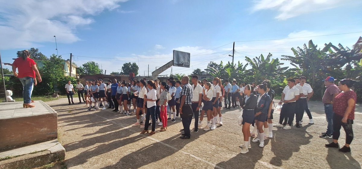 DGECtreStgo's tweet photo. En aras de elevar los resultados en las Pruebas de Ingreso del Nivel Medio Superior los educandos de las IE Preuniversitario Antonio Santiago, CM Francisco Bello, CM Lorenzo La Rosa, CM José Antonio Labrador están preparados para presentarse al examen de Historia . #MuchosExitos https://t.co/Z5DQ9esuYh