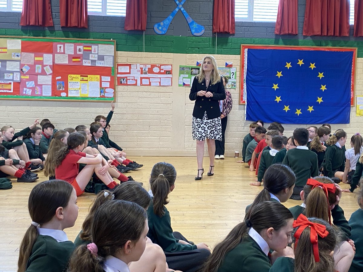 Tháinig an M.E.P. Cynthia Ní Mhurchú ar chuairt chun a lán eolas a roinnt linn faoin Aontas Eorpach🤗 ⁦<a href="/GaelscoilAU/">GaelscoilAU</a>⁩
