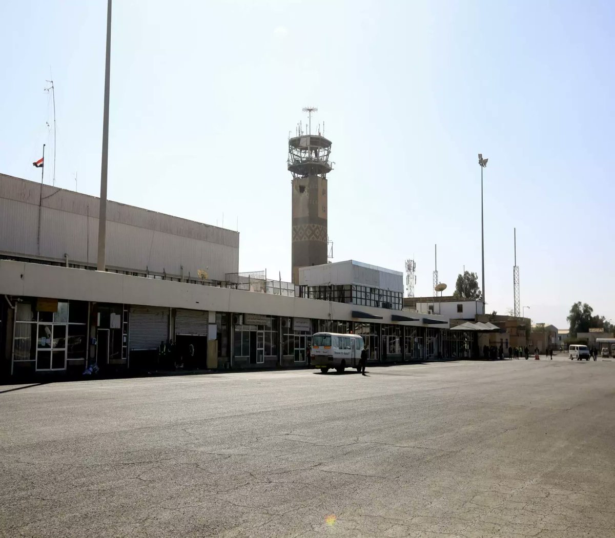 قام دلة رئيس الوزراء والنائب الاول لرئس الوزراء ووزير النقل والاشغال بزيارة تفقدية للمطار.
حيث استكملت الفرق الفنية والهندسية اعمال اعادة تأهيل مدرج مطار صنعاء الدولي واصبح المطار بحمد الله وتوفيقه جاهز لاستقبال الرحلات ابتداء من يوم غدا الاربعاء الموافق  14 مايو 2025م.