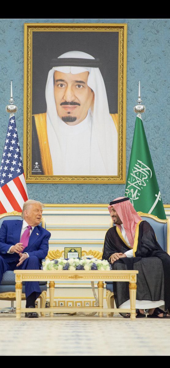 #محمد_بن_سلمان 
#ترمب_في_الرياض 
والله انه ماعلي عمري حسوفه
يوم كل  اهداف  رؤيتنا  تحقق
،
فوق ، فوق ، امالنا شئ نشوفه
دام  ربان  الوطن  رجل  موفق
،
كل فرصه به ، فوايد  ماتطوفه
للوطن  يقدم  عليها   مايترفق 
،
قاطعِ مابه علي الفاسد مروفه
 ساطيٍ ما يستمع  هرج ملفق

#هتاش_الهمزاني