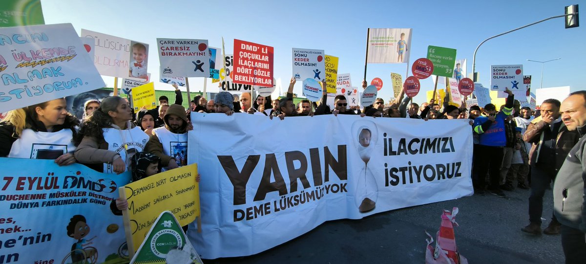 DMD Hastaları Zamanla Yarışıyor.
Beklemek bu hastalıkta ilerlemektir. Günden güne Kasları Eriyen Yavrularımızın Zamanı Yok ‼️

<a href="/saglikbakanligi/">T.C. Sağlık Bakanlığı</a> <a href="/drmemisoglu/">Prof. Dr. Kemal Memişoğlu</a>
<a href="/suayipbirinci/">Doç. Dr. Şuayıp Birinci</a> <a href="/kursatkirbiyik/">H. Kürşat KIRBIYIK</a>
<a href="/drtopaloglu/">Prof. Dr. Serkan Topaloğlu</a> <a href="/iletisim/">T.C. İletişim Başkanlığı</a>

#DMDtedaviBekliyor 🎈🧑‍🦽