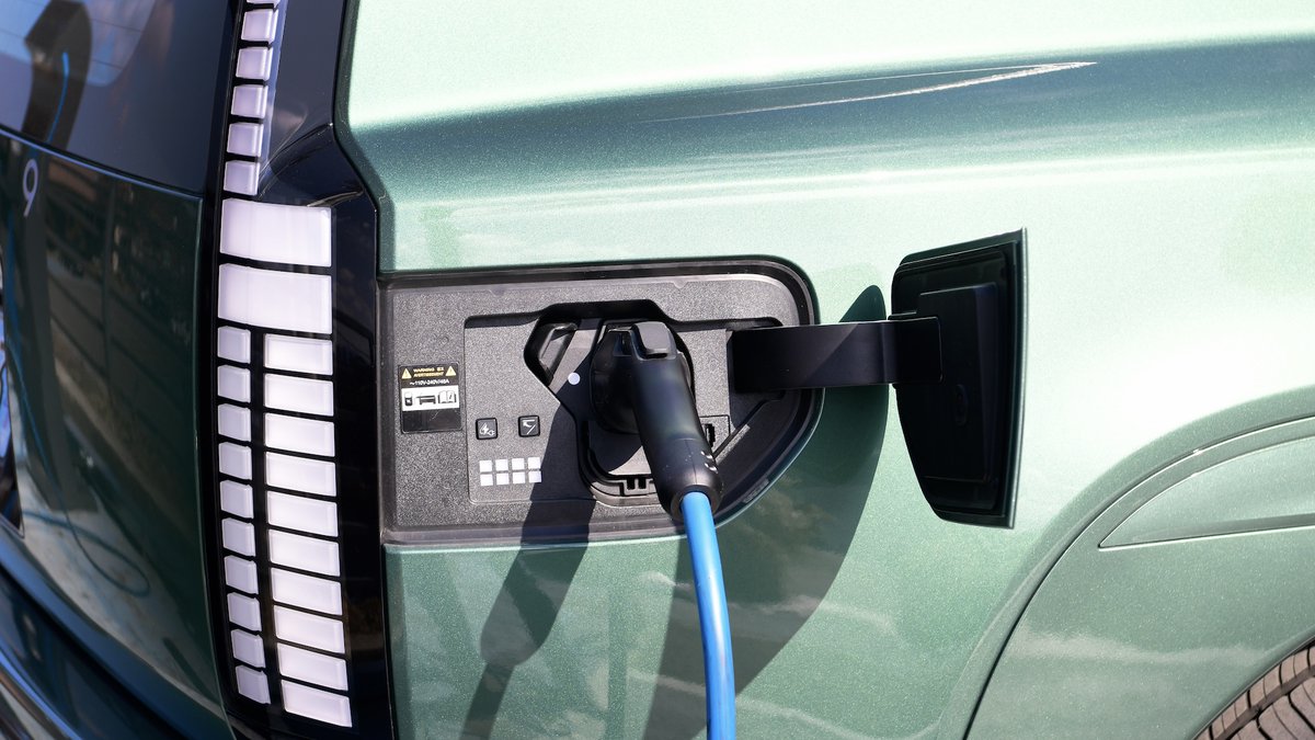 Making space for more–awards included.
The all-electric #IONIQ9 has been named Best Seven-Seat EV at the #TopGear.com Electric Awards, celebrated for its bold design, advanced tech, and spacious versatility. Learn more: bit.ly/4iVu7Ec