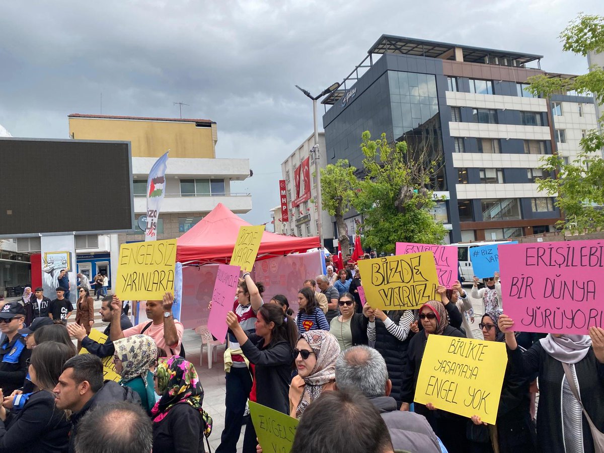 aksarayedutr's tweet image. ASÜ'lü akademisyenler ve öğrenciler Farkındalık Yürüyüşü’ne katıldı

10-16 Mayıs Engelliler Haftası kapsamında Aksaray’da düzenlenen Farkındalık Yürüyüşü’ne, Aksaray Üniversitesi (ASÜ) Eğitim Fakültesi Özel Eğitim Bölümü öğretim üyeleri ve öğrencileri de katıldı. Etkinlik,