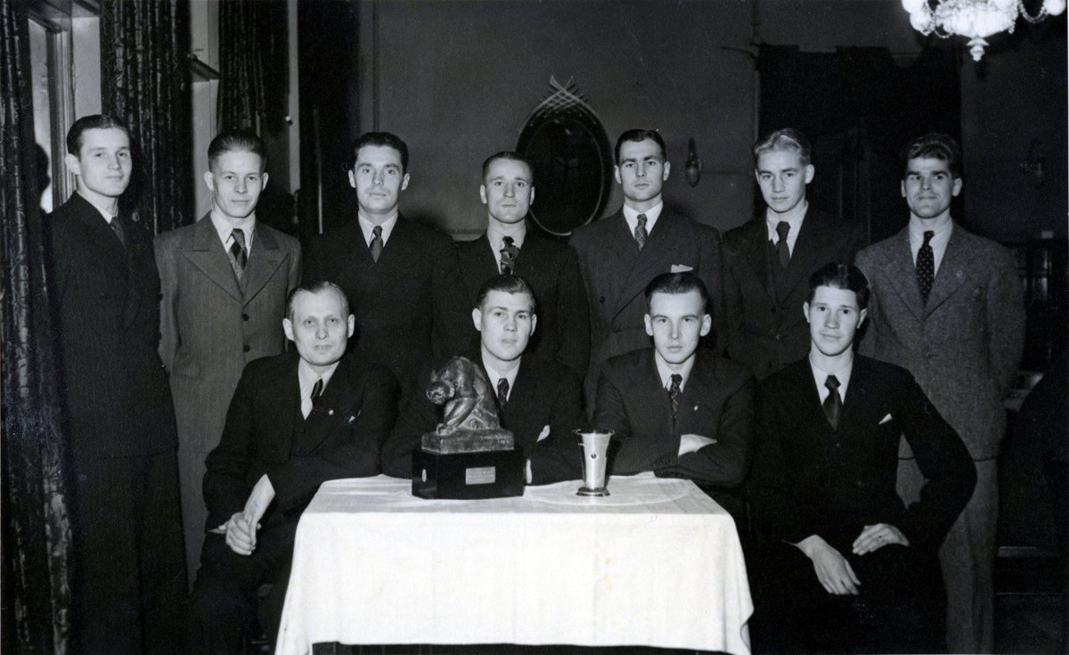 Kuvassa on HJK:n vuoden 1938 mestarit; A. Pyy, A. Lehtonen, S Salo, V. Virtanen, K. Wekström, P. Eronen, E Mäkelä, R Rinne, E Virtanen, A Rautkylä,  A Rinne, R Sarnasto, E Kettunen, N Viiru, P Halme, K Sep-pola,T Wikberg, R Nordman. Lähde Antero Rinteen albumi,Tall. HJKdigitointi