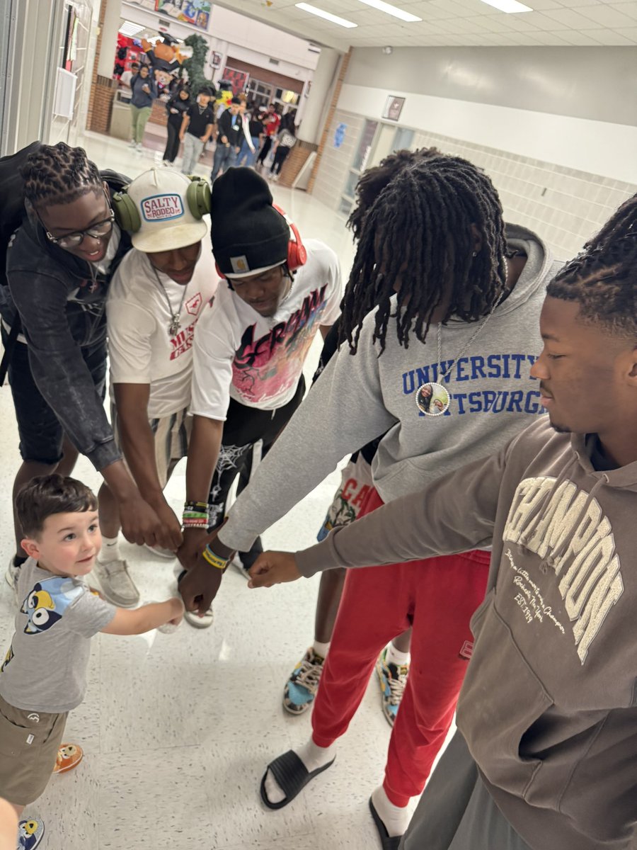 heidie_hardin's tweet photo. A few of my senior guys showing love to my little guy ❤️ it’s time like this when life fills your cup! They made him feel so big! 👏🏼 @Chris_T262 @FutureMj21 @62_reasons @Mr_Im_Open8 @LxhhTj https://t.co/asgUvsnkeO