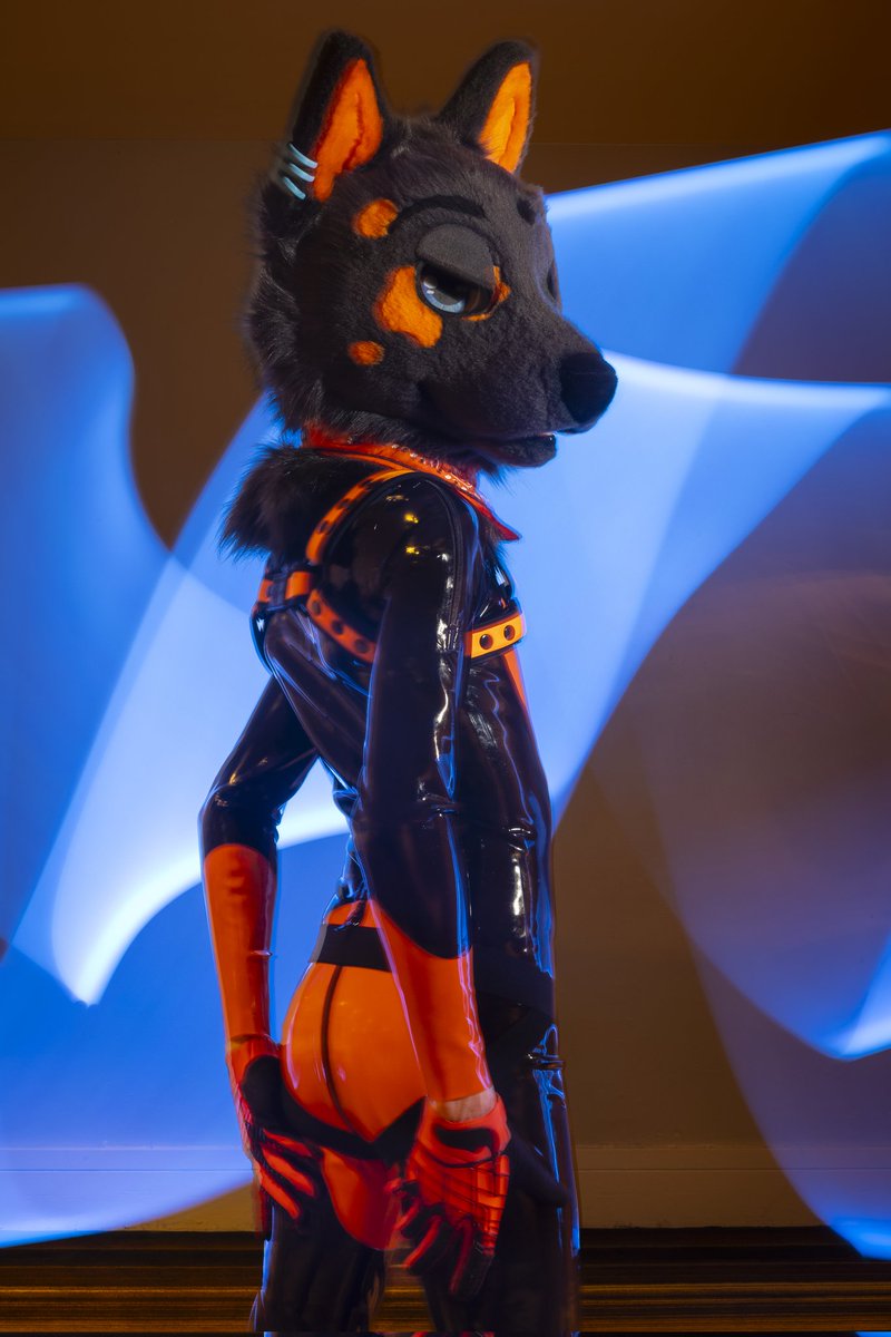 Watchu lookin at, big boy~? #latex #LatexFur

📷: <a href="/dire_walf/">Dire Walf</a>