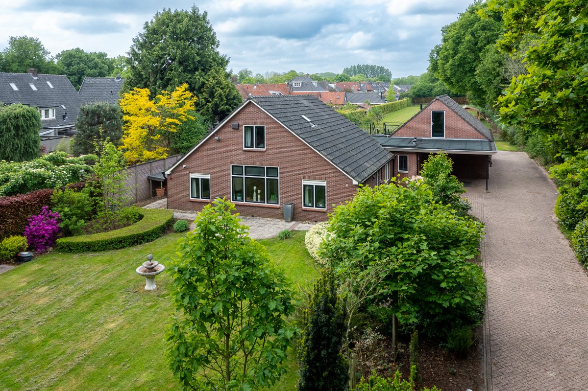 VLMakelaars's tweet photo. Dit is wellicht dé #woning waar je al een tijd naar zoekt. Een woning op een fantastische locatie met volop ruimte, een prachtig groen perceel en verrassend veel mogelijkheden direct bij het #stadscentrum. #Welkom aan de Dichterseweg 74 in #Doetinchem! https://t.co/ofj0fNj8ic https://t.co/kx2qGTBxdQ