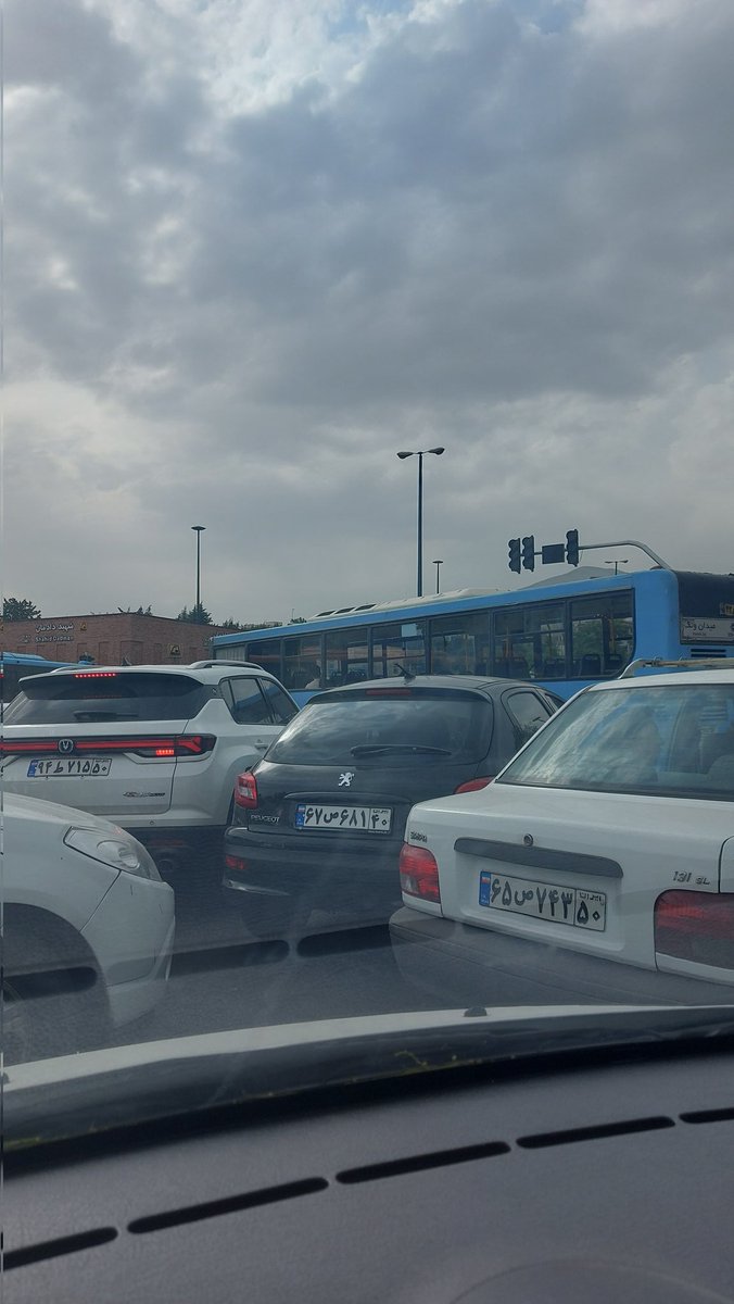 بیشتر از یک ساعته این منطقه قفل شده و چراغ های راهنمایی رانندگی از کار افتادند
مجبور شدم بچه رو از ماشین پیاده کنم بره به کلاسش برسه با یک ساعت تاخیر!