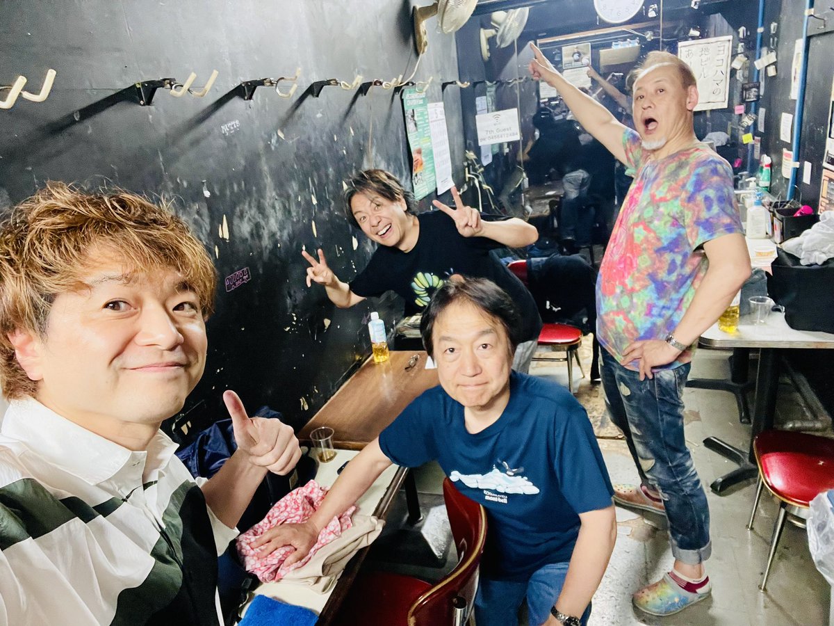 初日ライブ無事終了。
楽屋でのワンショットです！