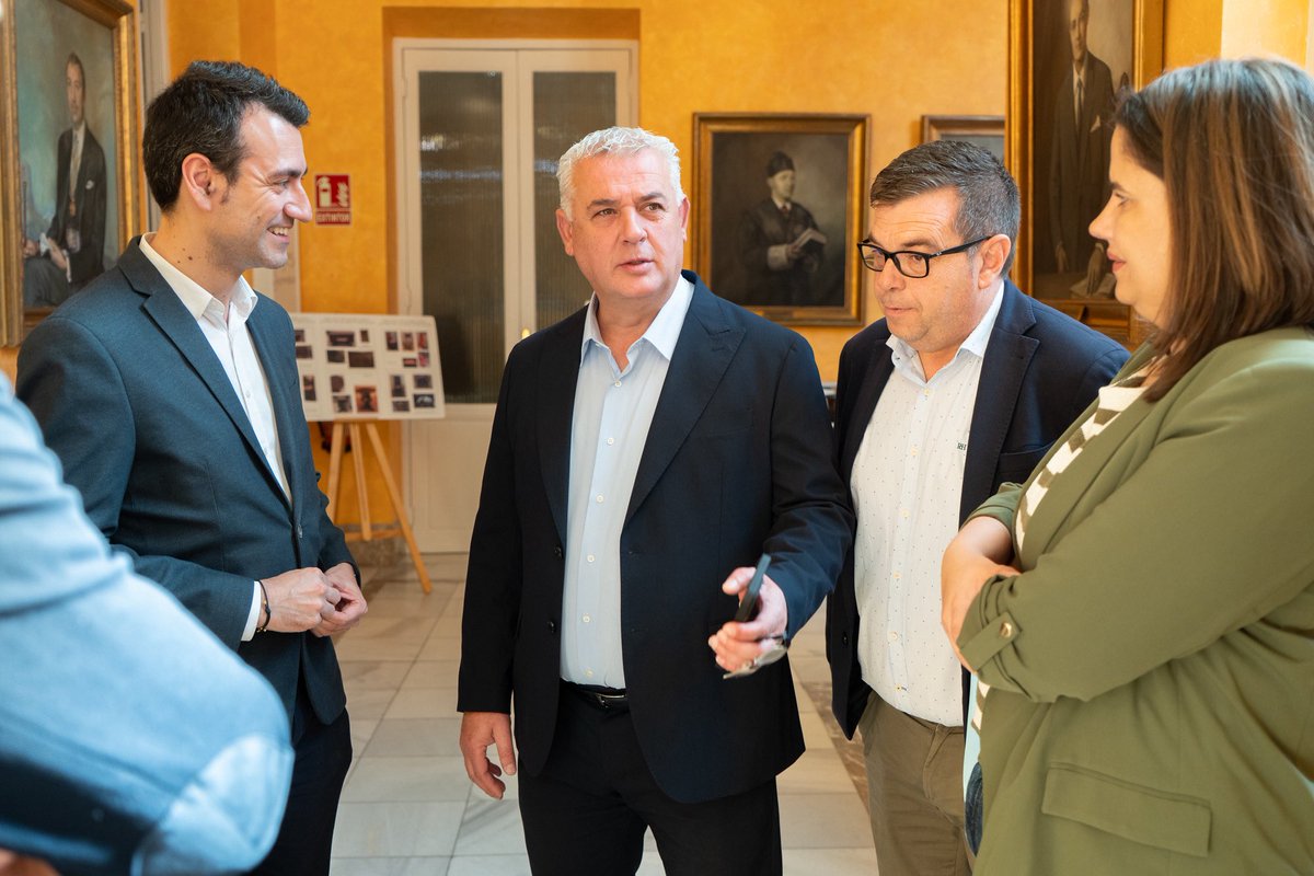 Dip_Va's tweet photo. 👮 Seguimos buscando mejorar la seguridad en nuestros pueblos.

🖥️  Hoy, conociendo de primera mano el Plan de Videovigilqncia  implantado por @dipuguadalajara.

El vicepresidente @DavidEsteban_R y el diputado @FernandoCogeces se reúnen con el presidente, José Luis Vega, y con varios miembros de su equipo de trabajo.

Siempre trabajando para mejorar la calidad de vida de las personas que viven en nuestros pueblos.