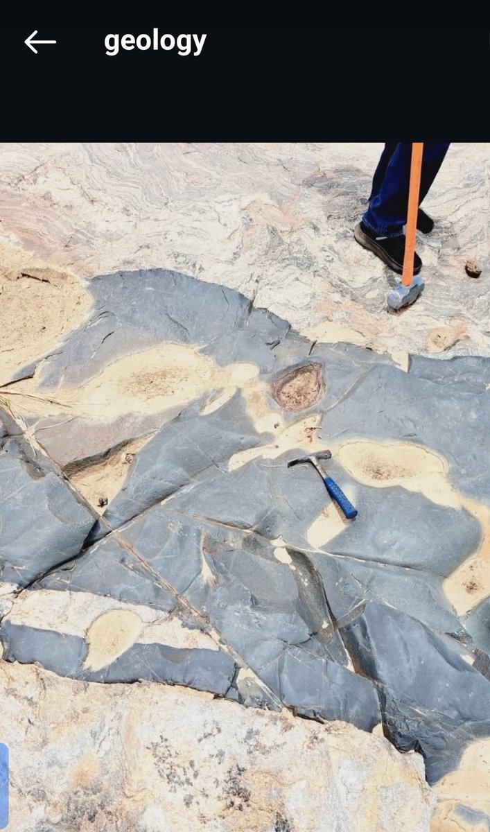 ما هو التفسير الجيولوجي المناسب للصورة؟🤔
🔥⚒🔥
Can you give the interpretation for this pic?

#Yasser_Khalil