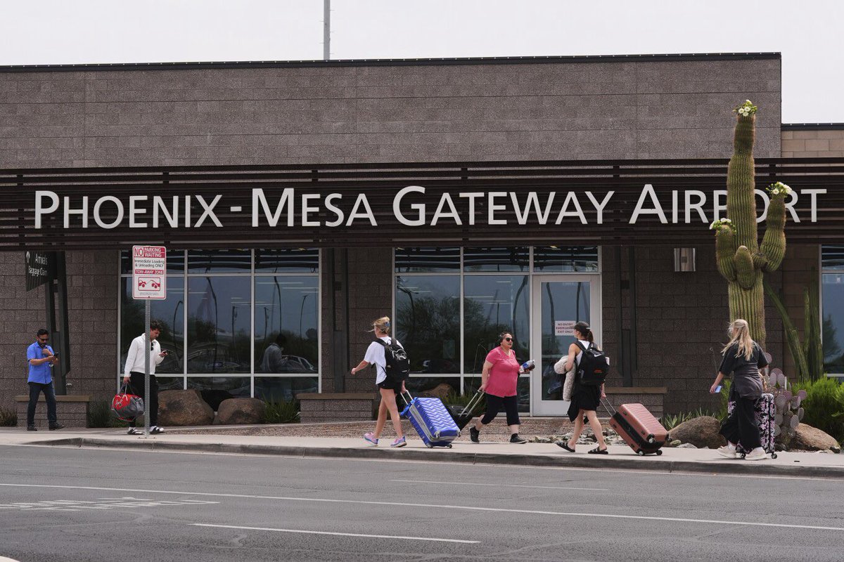 Budget airline begins deportation flights for ICE with start of Arizona operations apnews.com/article/avelo-…