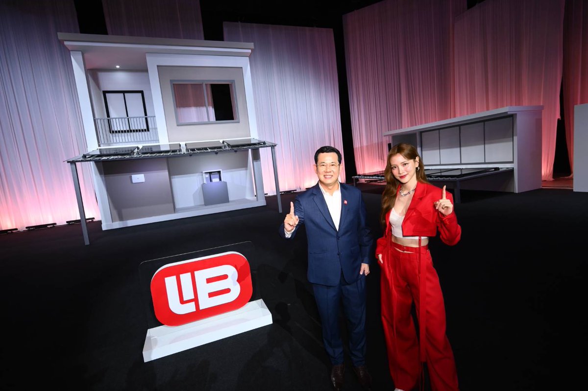 woopmag's tweet photo. EnergyLIB เปิดตัว "LIB Solar Townhome" พร้อม "ใบเฟิร์น-พิมพ์ชนก" โซลาร์โซลูชันสำหรับทาวน์โฮม "เปิดแอร์ชิล 8 ชั่วโมง[1]" เปลี่ยนหน้าร้อนให้เย็นฉ่ำ ในราคาเข้าถึงได้
https://t.co/2rvrdzIqpv

#baifernbah #ใบเฟิร์นพิมพ์ชนก #EnergyLIB #LIBSolarTownhome #เปิดแอร์ชิล8ชั่วโมง
กรุงเทพ, ประเทศไทย 7 พฤษภาคม 2568 – EnergyLIB (เอเนอร์จี้ลิบ) ผู้เชี่ยวชาญด้านโซลาร์โซลูชันเพื่อที่อยู่อาศัย
ย้ำความเป็น Solar Expert เปิดตัว "LIB Solar Townhome" ครั้งแรกในประเทศไทยกับระบบโซลาร์ที่ออกแบบมาเพื่อ
ผู้อยู่อาศัยทาวน์โฮมโดยเฉพาะ พร้อมเปิดตัว "ใบเฟิร์น-พิมพ์ชนก ลือวิเศษไพบูลย์" ในฐานะพรีเซนเตอร์ที่จะมาเปลี่ยน
ภาพจำโซลาร์เซลล์จากเทคโนโลยีซับซ้อนให้กลายเป็นไลฟ์สไตล์สุดชิลที่เข้าถึงได้ง่าย

"LIB Solar Townhome" ระบบโซลาร์ที่ออกแบบมาเฉพาะสำหรับบ้านทาวน์โฮม เพราะ ผู้อยู่อาศัยบ้านทาวน์โฮมส่วนใหญ่เป็นครอบครัวที่มีผู้สูงอายุ เด็กเล็ก หรือ สัตว์เลี้ยง และมีความกังวลเรื่องบิลค่าไฟเมื่อต้องเปิดใช้เครื่องปรับอากาศในตอนกลางวัน ทั้งยังมีข้อจำกัด
ในการติดตั้งโซลาร์เซลล์ในด้านพื้นที่ของบ้านในการติดตั้งและราคาสูง EnergyLIB จึงนำเสนอโซลาร์โซลูชันที่ออกแบบมาเพื่อ
บ้านทาวน์โฮมโดยเฉพาะ ภายใต้สโลแกน "เปิดแอร์ชิล 8 ชั่วโมง[2]" ช่วยให้คนไทยเปิดแอร์ได้อย่างสบายใจไม่ต้องกังวลเรื่องค่าไฟ EnergyLIB มุ่งมั่นทำให้พลังงานสะอาดเป็นเรื่องง่ายและทุกบ้านเข้าถึงได้ จากความเข้าใจอย่างลึกซึ้งถึงความต้องการของคนไทย
ไม่ว่าจะอาศัยอยู่ในบ้านรูปแบบใด LIB Solar Townhome จึงเกิดขึ้นจากความตั้งใจที่จะมอบโอกาสให้กลุ่มผู้อยู่อาศัยในทาวน์โฮม
ให้สามารถใช้พลังงานได้อย่างสบายใจ พร้อมยกระดับคุณภาพชีวิตให้กับสมาชิกในบ้าน ไม่ต้องทนร้อนในบ้านเวลากลางวันอีกต่อไป

ภายในงานเปิดตัว ใบเฟิร์น - พิมพ์ชนก ลือวิเศษไพบูลย์ ได้ร่วมแบ่งปันประสบการณ์ในฐานะพรีเซนเตอร์คนแรกของ EnergyLIB และผู้มีประสบการณ์การใช้โซลาร์เซลล์ “ยินดีมากค่ะเมื่อรู้ว่า EnergyLIB ติดต่อให้เป็นพรีเซนเตอร์ของแบรนด์ เพราะเฟิร์นก็เป็นคนหนึ่งที่ติดโซลาร์เซลล์ และยิ่งรู้จัก EnergyLIB ทำให้เห็นชัดเจนว่าแบรนด์มีความมุ่งมั่นในการทำให้เทคโนโลยีที่ดูเหมือนไกลตัวกลายเป็น
เรื่องใกล้ตัวสำหรับคนไทยทุกคน ตรงกับไลฟ์สไตล์ของเฟิร์นที่ชอบหาเทคโนโลยีใหม่ๆ มาใช้ให้ชีวิตง่ายขึ้น"

"นอกจากความง่ายและความสะดวกสบายแล้ว เฟิร์นยังให้ความสำคัญกับสิ่งแวดล้อมมาโดยตลอด และเฟิร์นก็เป็นอีกหนึ่งคนที่เคยประสบปัญหาเรื่องค่าไฟแพง เพราะเฟิร์นเป็นคนติดบ้าน บางทีคุณพ่อ คุณแม่ น้องชายก็มาทานข้าวที่บ้าน เวลามีปาร์ตี้ก็จะชอบชวนเพื่อนๆ มาที่บ้าน และตอนนี้เฟิร์นก็เลี้ยงน้องฮ็อทบิทด้วย เลยอดไม่ได้ที่จะเปิดแอร์ตลอดเพราะไม่อยากให้น้องร้อน ซึ่งการใช้โซลาร์เซลล์ ทำให้คนที่เรารักมีคุณภาพชีวิตที่ดียิ่งขึ้น เพราะเราสามารถเปิดแอร์ได้อย่างสบายใจ ไม่ต้องกังวลเรื่องค่าไฟ"
LIB Solar Townhome มาพร้อมนวัตกรรมและดีไซน์ใหม่ล่าสุด ดังนี้
ปลดล็อกอิสระด้านพลังงาน ให้เปิดแอร์ชิล 8 ชั่วโมง[3]: ด้วยความสามารถในการผลิตพลังงานไฟฟ้าได้สูงสุดถึง 7-9 kW ต่อวัน[4]
รองรับการเปิดแอร์ได้สูงสุด 8 ชั่วโมง[5] มอบอิสระในการใช้พลังงานไฟฟ้า และยกระดับคุณภาพชีวิตของครอบครัว

พลิกโฉมวงการโซลาร์เซลล์ ด้วยไมโครอินเวอร์เตอร์ดีไซน์ใหม่: ก้าวข้ามขีดจำกัดของดีไซน์ไมโครอินเวอร์เตอร์เดิมๆ ด้วยดีไซน์ใหม่ จากการผสานความสวยงามและความทันสมัยของนวัตกรรมเข้าด้วยกันอย่างลงตัว มีดีไซน์มินิมอล สีขาวโค้งมน
วางจุดไหนของบ้านก็สวยงามพรีเมียม

แผงโซลาร์ทาวน์โฮมสุดล้ำ บางและน้ำหนักเบา ติดตั้งได้แม้กระทั่งบนหลังคาโรงจอดรถทาวน์โฮม: แผงโซลาร์ทาวน์โฮม
มาพร้อมนวัตกรรมที่จะมาปฏิวัติวงการโซลาร์เซลล์ ออกแบบเฉพาะสำหรับทาวน์โฮม ขนาดเล็กลง บางกว่าและเบากว่า
ติดตั้งง่าย พร้อม LIB Home แอปพลิเคชันจัดการพลังงานอัจฉริยะได้เพียงปลายนิ้ว: ออกแบบเพื่อการติดตั้งแบบ
Plug-and-Play ใช้คนเพียง 2 คน ไม่ว่าจะติดตั้งเอง[6] ใช้ช่างไฟ หรือ ช่างหมู่บ้าน ก็ติดตั้งได้อย่างง่ายดาย รวมถึงสามารถมอนิเตอร์ระบบได้แบบเรียลไทม์ ผ่านแอปพลิเคชัน LIB Home
LIB Solar Townhome ราคา 69,900 บาท พร้อมโปรโมชันสำหรับพรีออเดอร์ รับส่วนลดพิเศษ 5,000 บาท[7] ตั้งแต่วันที่ 7 - 21 พฤษภาคม 2568 เท่านั้น โดยโปรโมชันมีจำนวนจำกัด สามารถพรีออเดอร์ได้แล้วผ่านช่องทางออนไลน์ร้านค้า EnergyLIB Official ที่ Shopee, Lazada และ NocNoc รวมถึงร้านค้า BaNANA, HomePro, Power Buy และผู้จัดจำหน่ายที่ร่วมรายการทั่วประเทศ
สามารถสัมผัสผลิตภัณฑ์จริงได้ที่ร้าน BaNANA, HomePro และ Power Buy ดูรายละเอียดสาขาที่มีสินค้าได้ที่ Facebook Official Page: EnergyLIB หรือสามารถสอบถามข้อมูลเพิ่มเติมได้ที่ Call center 02-070-7888
[1] ผลลัพธ์ที่แสดงอ้างอิงจากการทดสอบปริมาณพลังงานไฟฟ้าของ LIB Solar Townhome ภายใต้สภาวะควบคุมในห้องปฏิบัติการ และการคำนวณตามทฤษฎีการใช้งานเครื่องปรับอากาศขนาด 18,000 BTU รุ่นประหยัดไฟเบอร์ห้า (3 ดาวขึ้นไป) โดยตั้งอุณหภูมิที่ 25 องศาเซลเซียส ทั้งนี้ ประสิทธิภาพและผลลัพธ์ที่ได้อาจแตกต่างกันไปตามสภาพแวดล้อมในการใช้งานจริง รวมถึงปัจจัยภายนอกอื่น ๆ เช่น สภาพอากาศ พฤติกรรมการใช้งาน และคุณสมบัติของอุปกรณ์ไฟฟ้าแต่ละประเภท ตลอดจนปัจจัยอื่น ๆ ที่อาจส่งผลต่อระบบ

[2] ผลลัพธ์ที่แสดงอ้างอิงจากการทดสอบปริมาณพลังงานไฟฟ้าของ LIB Solar Townhome ภายใต้สภาวะควบคุมในห้องปฏิบัติการ และการคำนวณตามทฤษฎีการใช้งานเครื่องปรับอากาศขนาด 18,000 BTU รุ่นประหยัดไฟเบอร์ห้า (3 ดาวขึ้นไป) โดยตั้งอุณหภูมิที่ 25 องศาเซลเซียส ทั้งนี้ ประสิทธิภาพและผลลัพธ์ที่ได้อาจแตกต่างกันไปตามสภาพแวดล้อมในการใช้งานจริง รวมถึงปัจจัยภายนอกอื่น ๆ เช่น สภาพอากาศ พฤติกรรมการใช้งาน และคุณสมบัติของอุปกรณ์ไฟฟ้าแต่ละประเภท ตลอดจนปัจจัยอื่น ๆ ที่อาจส่งผลต่อระบบ

[3] ผลลัพธ์ที่แสดงอ้างอิงจากการทดสอบปริมาณพลังงานไฟฟ้าของ LIB Solar Townhome ภายใต้สภาวะควบคุมในห้องปฏิบัติการ และการคำนวณตามทฤษฎีการใช้งานเครื่องปรับอากาศขนาด 18,000 BTU รุ่นประหยัดไฟเบอร์ห้า (3 ดาวขึ้นไป) โดยตั้งอุณหภูมิที่ 25 องศาเซลเซียส ทั้งนี้ ประสิทธิภาพและผลลัพธ์ที่ได้อาจแตกต่างกันไปตามสภาพแวดล้อมในการใช้งานจริง รวมถึงปัจจัยภายนอกอื่น ๆ เช่น สภาพอากาศ พฤติกรรมการใช้งาน และคุณสมบัติของอุปกรณ์ไฟฟ้าแต่ละประเภท ตลอดจนปัจจัยอื่น ๆ ที่อาจส่งผลต่อระบบ

[4] ผลลัพธ์ที่แสดงอ้างอิงจากปริมาณพลังงานไฟฟ้าของ LIB Solar Townhome ซึ่งได้จากการทดสอบภายใต้สภาวะควบคุมในห้องปฏิบัติการ ทั้งนี้ ประสิทธิภาพและผลลัพธ์ที่ได้จากการใช้งานจริงอาจแตกต่างจากผลการทดสอบ เนื่องจากปัจจัยภายนอกและสภาพแวดล้อมที่ไม่สามารถควบคุมได้โดยตรง

ปัจจัยดังกล่าวรวมถึงแต่ไม่จำกัดเพียง ปริมาณแสงแดดและระดับความร้อนในแต่ละช่วงเวลา ความสะอาดและสภาพของแผงโซลาร์เซลล์ อายุการใช้งานของอุปกรณ์ พฤติกรรมการใช้เครื่องใช้ไฟฟ้าของผู้ใช้งาน รวมถึงปัจจัยทางเทคนิคและสิ่งแวดล้อมอื่น ๆ ที่อาจส่งผลต่อประสิทธิภาพของระบบ
[5] ผลลัพธ์ที่แสดงอ้างอิงจากการทดสอบปริมาณพลังงานไฟฟ้าของ LIB Solar Townhome ภายใต้สภาวะควบคุมในห้องปฏิบัติการ และการคำนวณตามทฤษฎีการใช้งานเครื่องปรับอากาศขนาด 18,000 BTU รุ่นประหยัดไฟเบอร์ห้า (3 ดาวขึ้นไป) โดยตั้งอุณหภูมิที่ 25 องศาเซลเซียส ทั้งนี้ ประสิทธิภาพและผลลัพธ์ที่ได้อาจแตกต่างกันไปตามสภาพแวดล้อมในการใช้งานจริง รวมถึงปัจจัยภายนอกอื่น ๆ เช่น สภาพอากาศ พฤติกรรมการใช้งาน และคุณสมบัติของอุปกรณ์ไฟฟ้าแต่ละประเภท ตลอดจนปัจจัยอื่น ๆ ที่อาจส่งผลต่อระบบ

[6] การติดตั้งผลิตภัณฑ์จำเป็นต้องดำเนินการด้วยความระมัดระวัง เนื่องจากเกี่ยวข้องกับกระแสไฟฟ้า ซึ่งอาจก่อให้เกิดอันตรายหากดำเนินการไม่ถูกต้อง เพื่อความปลอดภัย โปรดศึกษาคู่มือการติดตั้งอย่างละเอียดและปฏิบัติตามขั้นตอนที่ระบุไว้อย่างเคร่งครัดก่อนดำเนินการติดตั้ง

หากพบปัญหาหรือมีข้อสงสัยเกี่ยวกับกระบวนการติดตั้ง ขอแนะนำให้ปรึกษาหรือว่าจ้างช่างไฟฟ้าผู้เชี่ยวชาญ เพื่อให้มั่นใจว่าการติดตั้งเป็นไปอย่างถูกต้องและปลอดภัย ทั้งนี้ บริษัทขอสงวนสิทธิ์ จะไม่รับผิดชอบต่อความเสียหายหรืออันตรายที่เกิดจากการติดตั้งที่ไม่เป็นไปตามข้อกำหนดในคู่มือการใช้งาน

[7] เงื่อนไขเป็นไปตามที่บริษัทฯ กำหนด