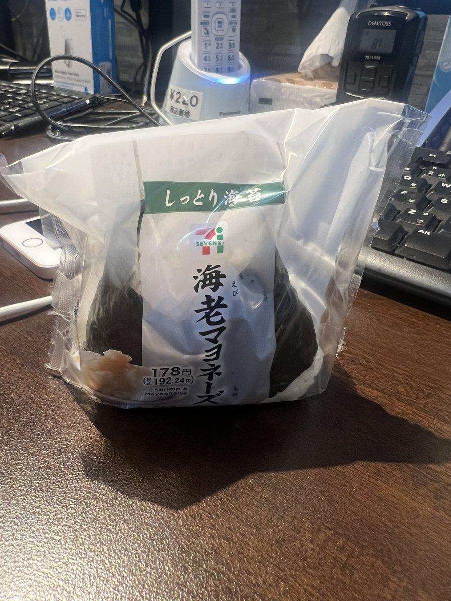 Ryuto__sb__'s tweet photo. 目の前に現れた強敵、、、
人が最も抗いがたい欲そのものを刺激して来る。
デスクに仕掛けられた地雷と言っても過言では無いのだ。
次回〜闇の王サトケン〜
デュエルスタンバイ！！ https://t.co/54CrC2LtSZ