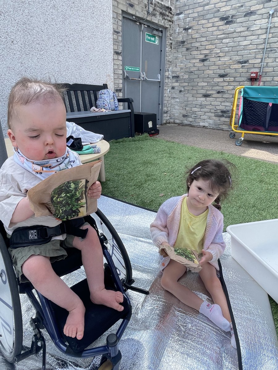 school_keys's tweet image. KEYS children have harvested their first crop of the season 🍃🥕☀️ Spinach taken home for soups, salads or pastas 🍝🥗 #Earlyyears #outdoorlearning #planting #growing #spinach #STEM #realisingtheambition #fun ☀️🌱