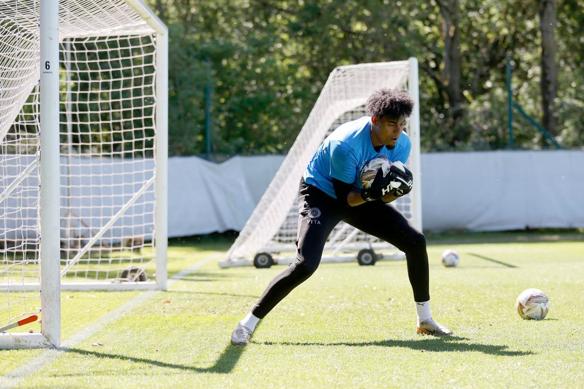 Safe hands 🧤 

#StockportCounty | <a href="/caddai1/">Corey Addai 💥</a>
