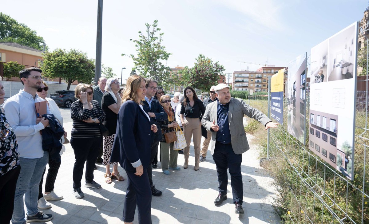 AjuntamentVLC's tweet photo. 🏠 L'alcaldessa destaca les vora mil vivendes públiques que s'han impulsat a #València en els últims dos anys
Durant la visita al carrer del Músic Chapí, on pròximament començaran les obres d'un edifici municipal de 10 pisos per a lloguer #assequible
🔗 https://t.co/0Rbpt2OuxY https://t.co/aD8GHipqJv